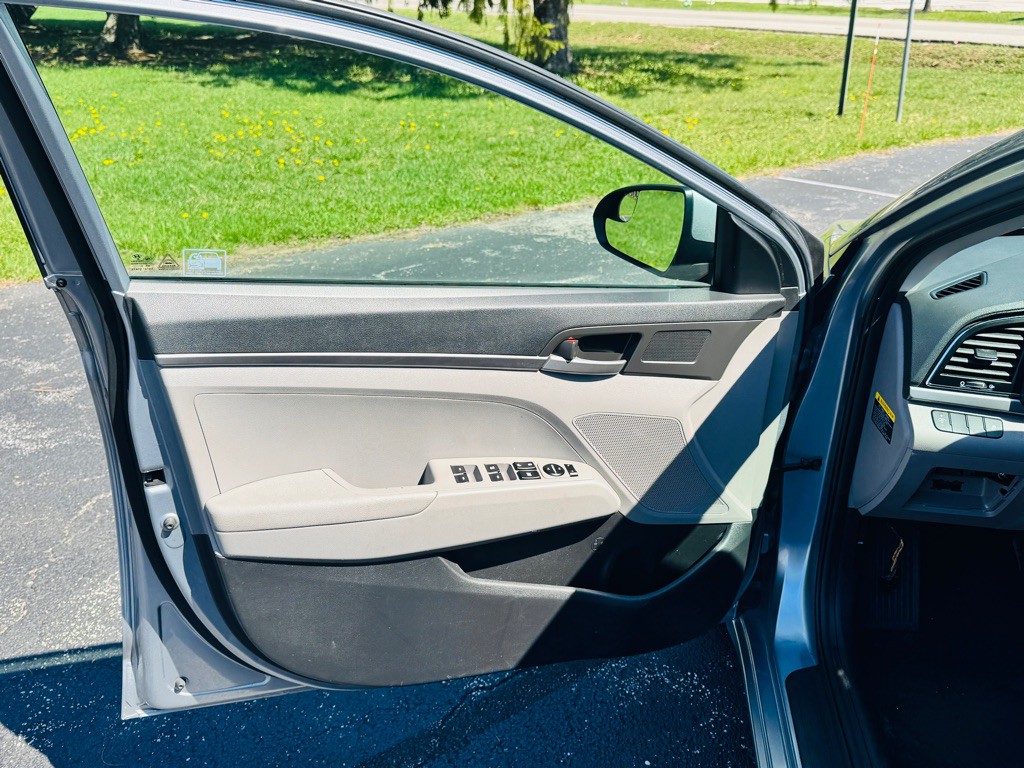 2017 Hyundai Elantra Image 9