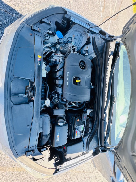 2017 Hyundai Elantra Image 16