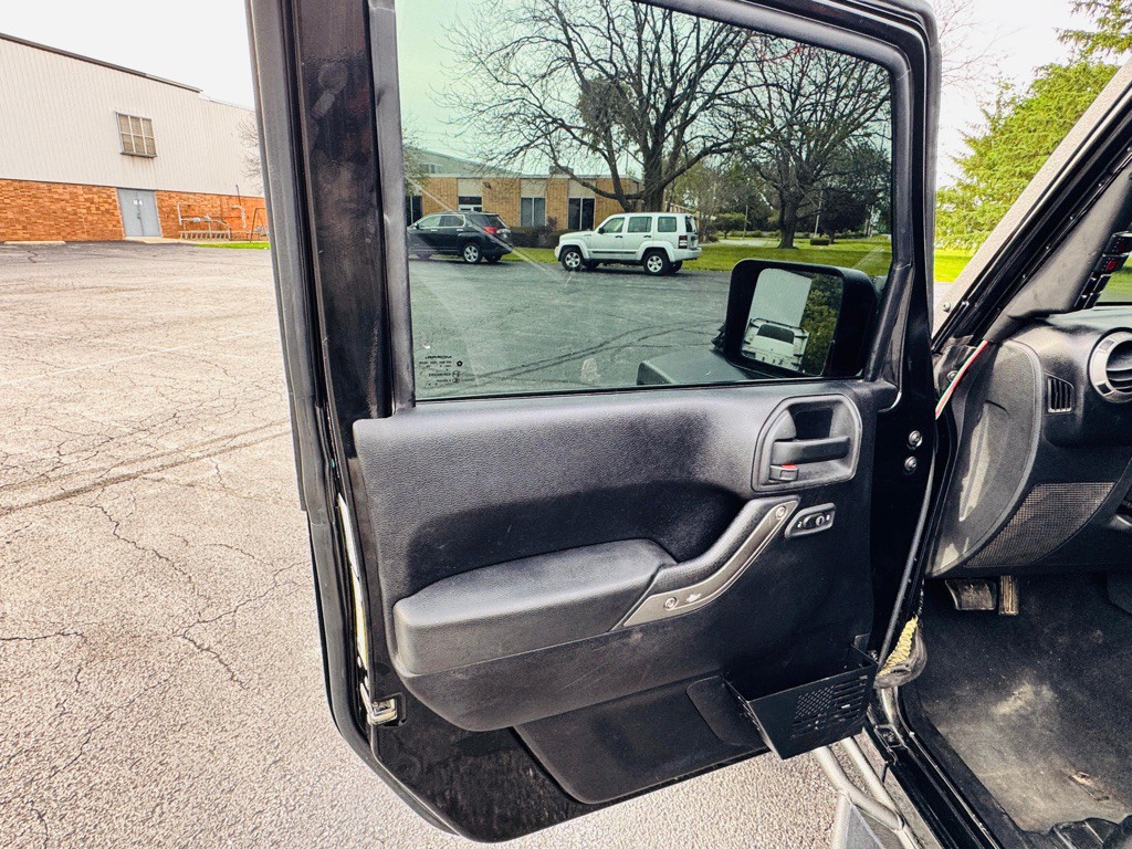 2013 Jeep Wrangler Image 21