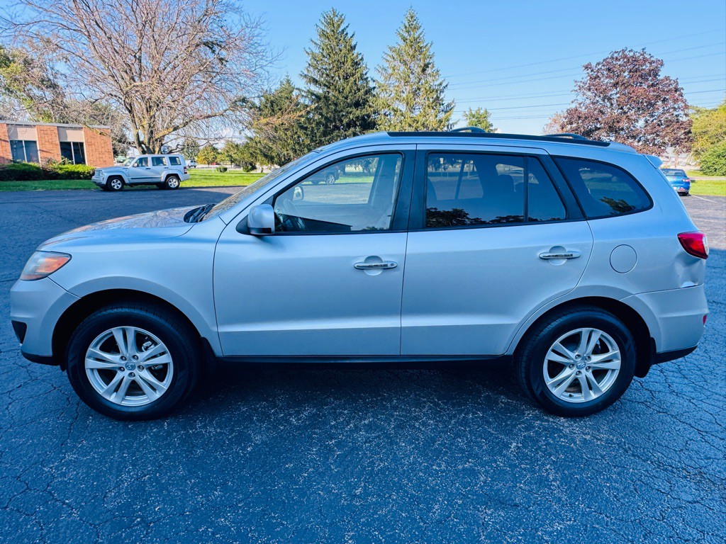 2011 Hyundai Santa Fe Image 2