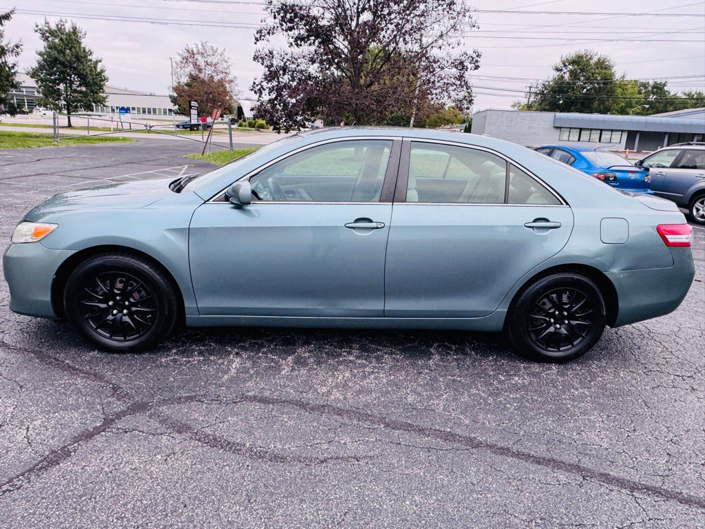 2010 Toyota Camry Image 2