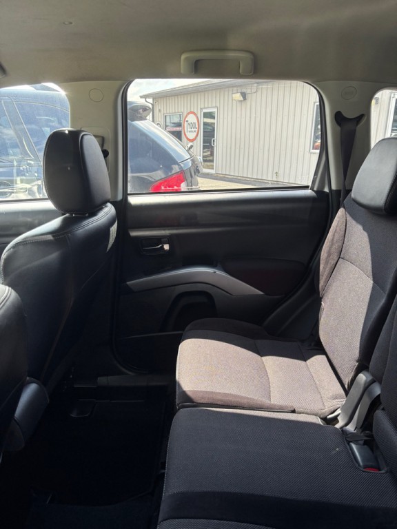 2010 Mitsubishi Outlander Image 4