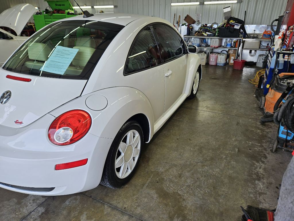 2010 Volkswagen Beetle Image 4