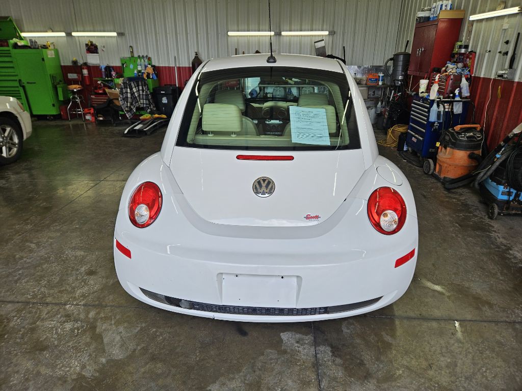 2010 Volkswagen Beetle Image 5