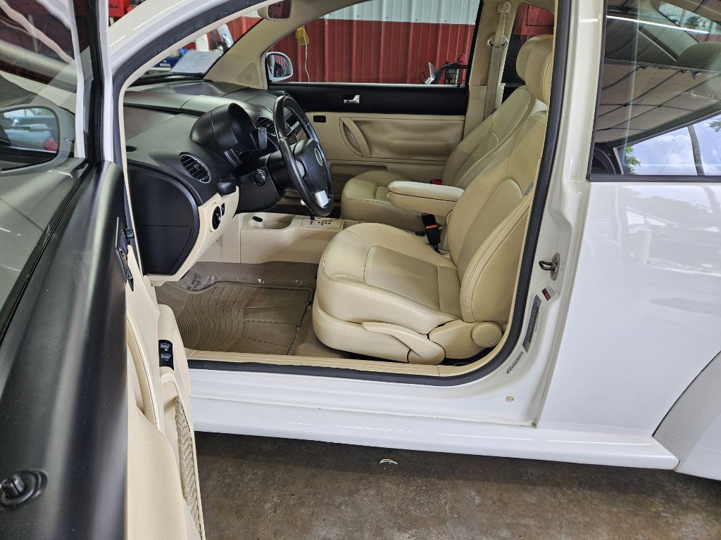 2010 Volkswagen Beetle Image 6