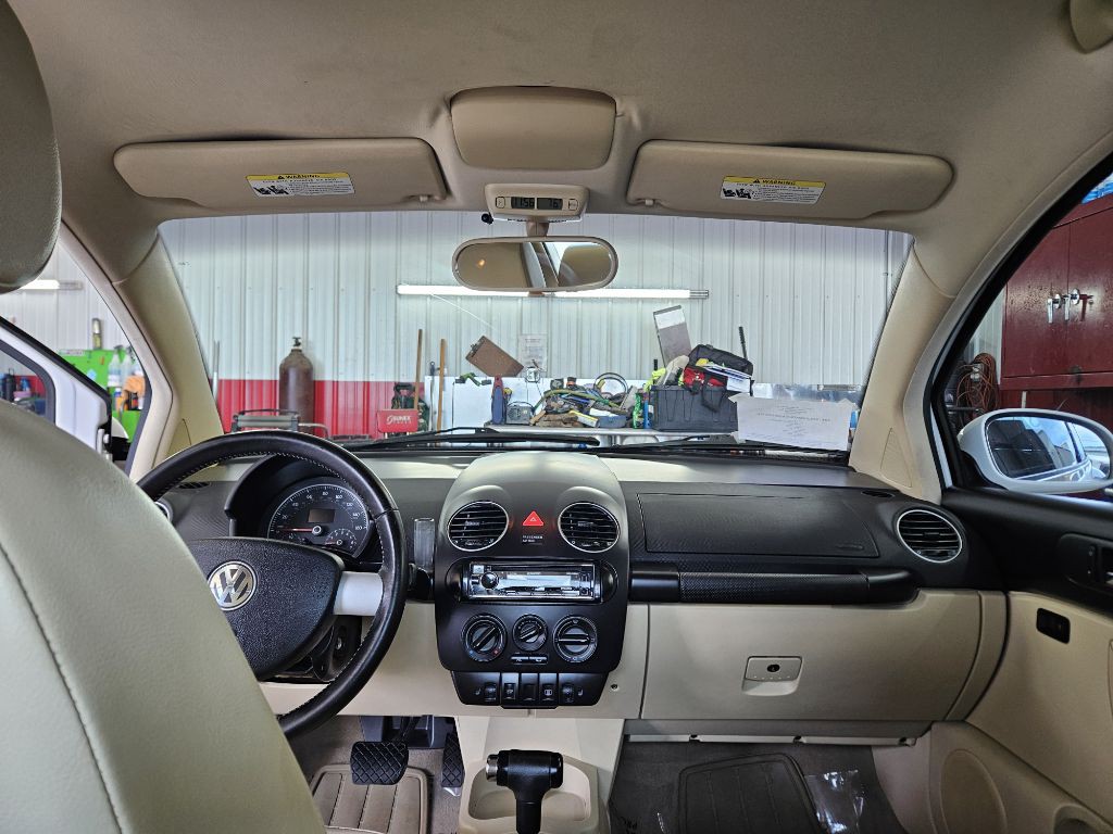 2010 Volkswagen Beetle Image 8