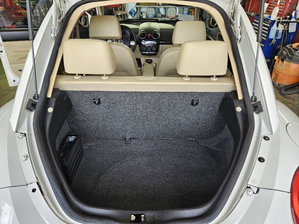 2010 Volkswagen Beetle Image 9