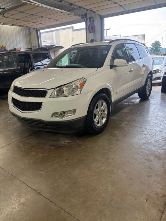 2010 Chevrolet Traverse Image 2