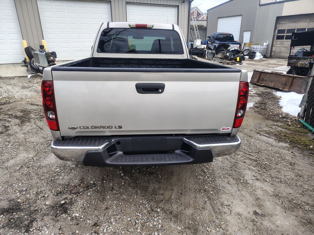 2004 Chevrolet Colorado Image 2
