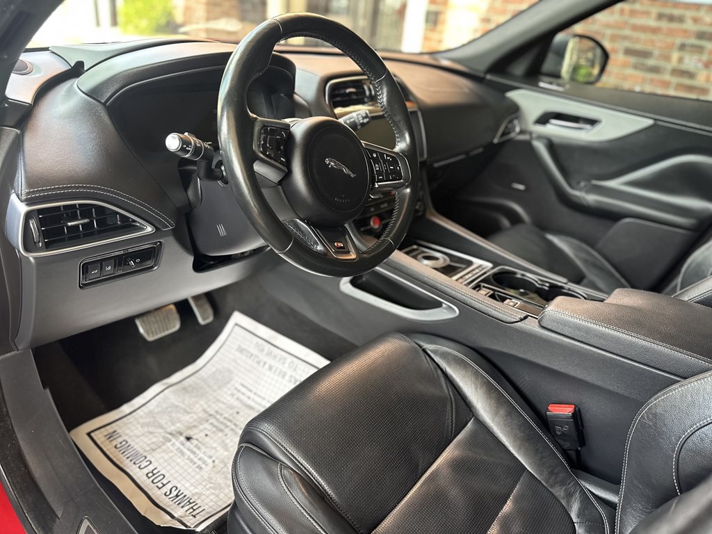 2017 Jaguar F-PACE Image 9
