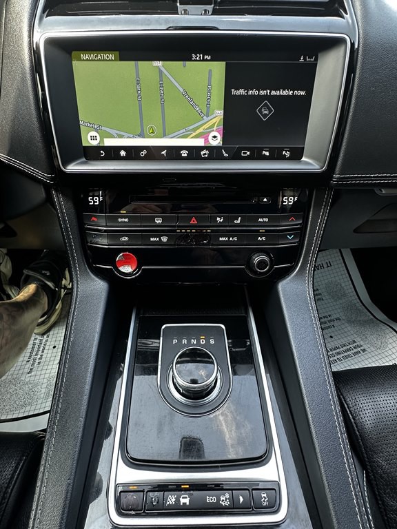 2017 Jaguar F-PACE Image 10