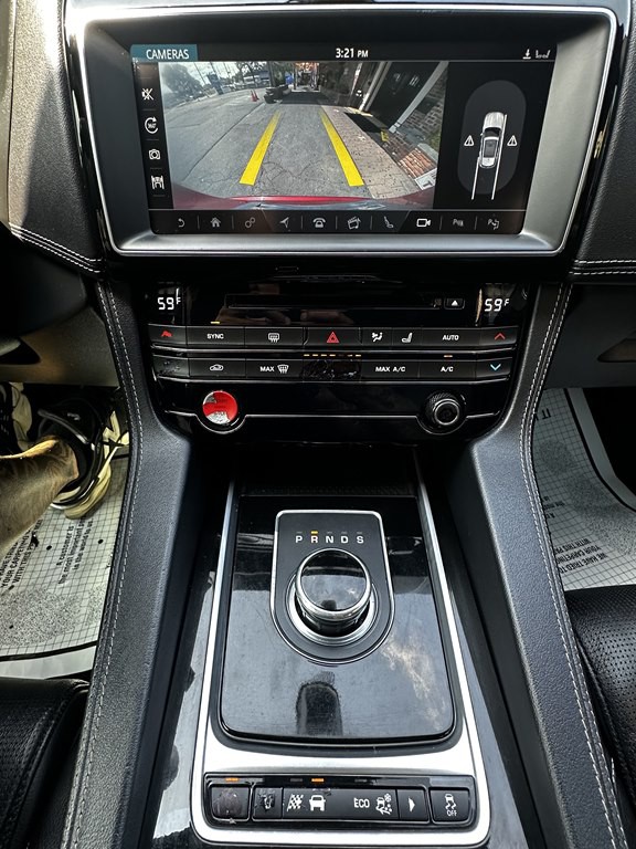 2017 Jaguar F-PACE Image 11