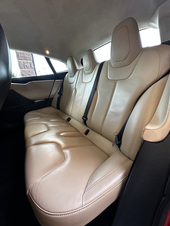 2015 Tesla Model S Image 15