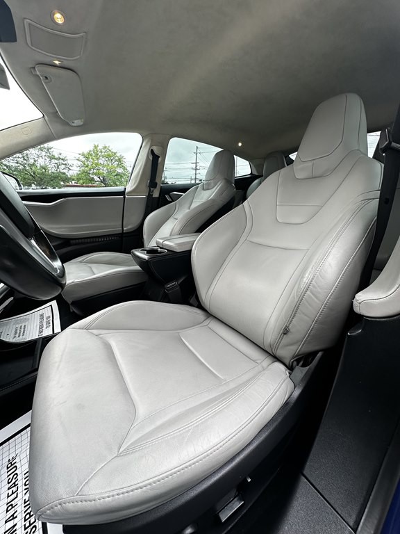 2015 Tesla Model S Image 14