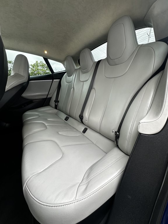 2015 Tesla Model S Image 15