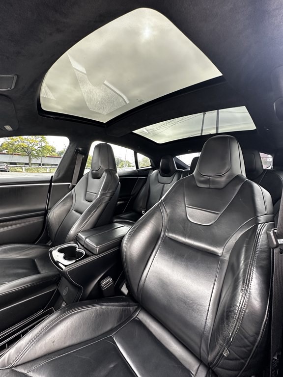 2015 Tesla Model S Image 14