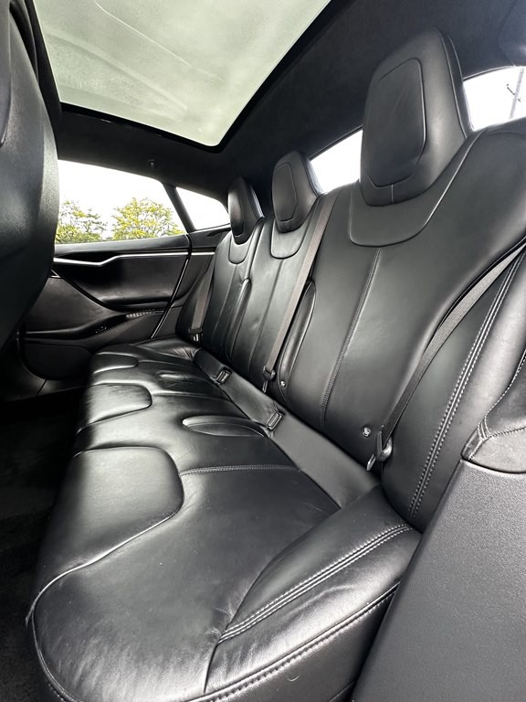 2015 Tesla Model S Image 15