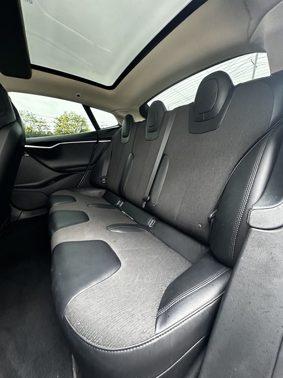 2014 Tesla Model S Image 15