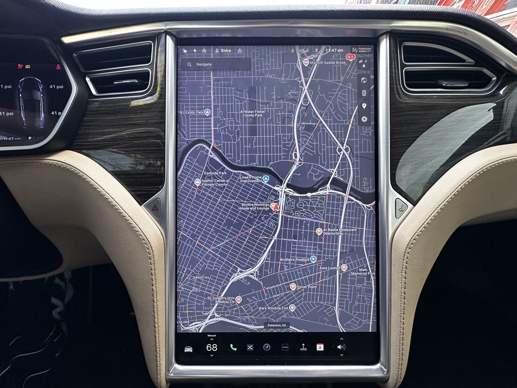 2015 Tesla Model S Image 11