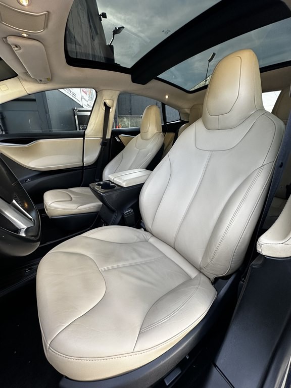 2015 Tesla Model S Image 13