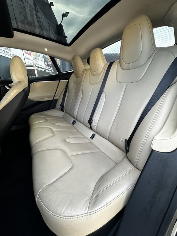 2015 Tesla Model S Image 14
