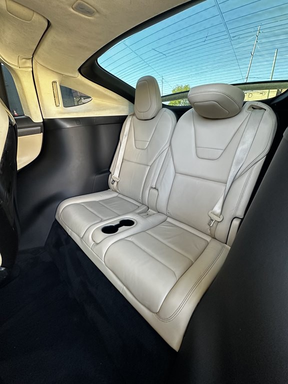 2017 Tesla Model X Image 16