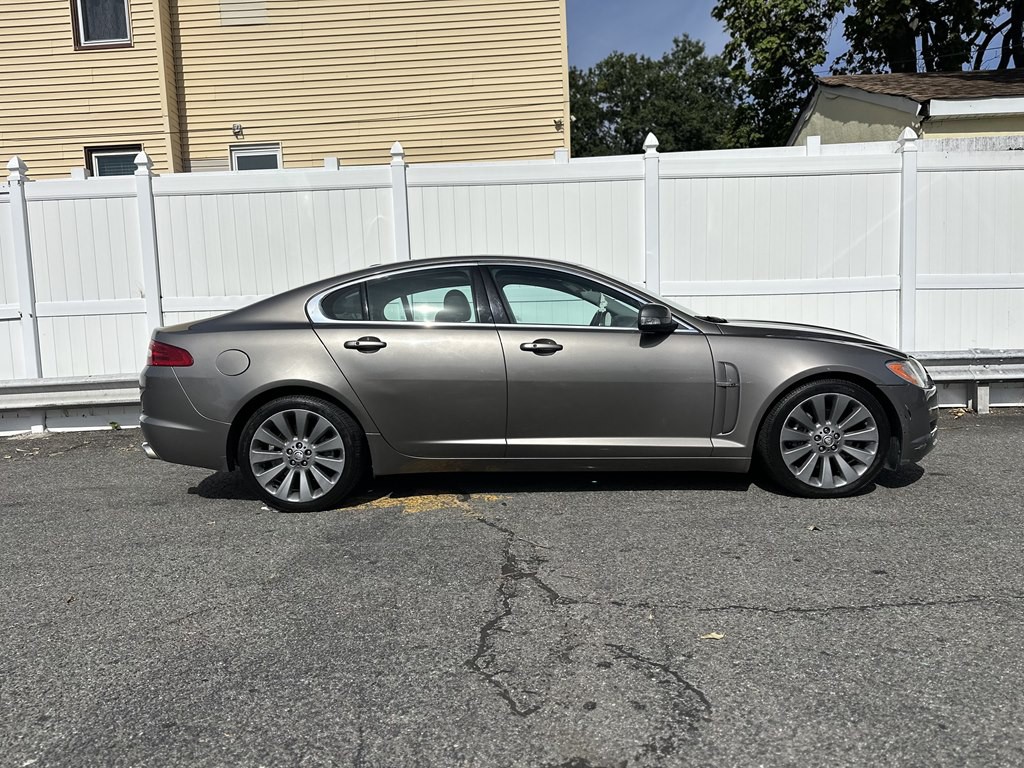 2009 Jaguar XF Image 8