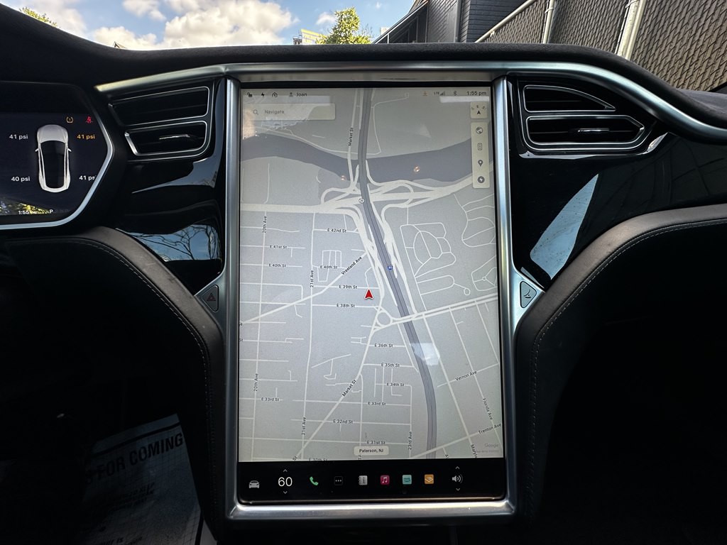 2015 Tesla Model S Image 11