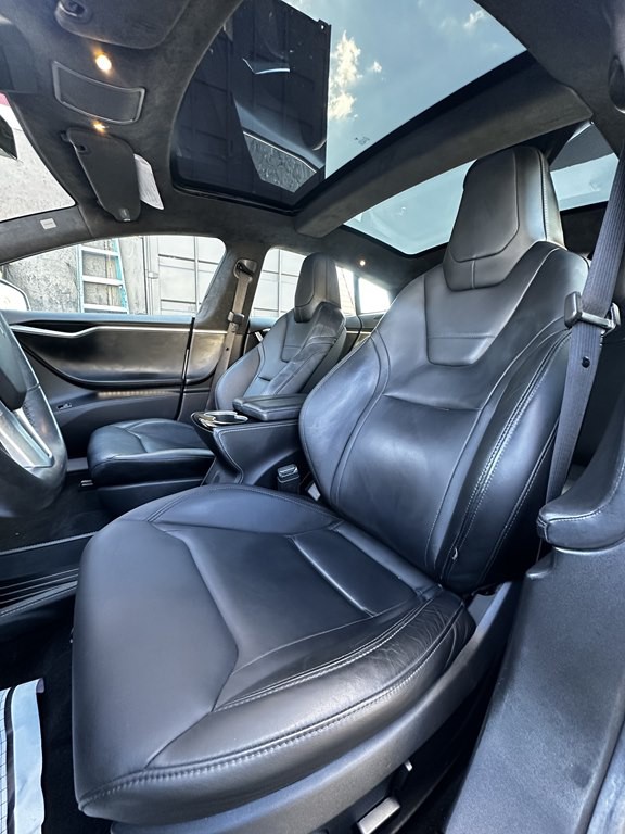 2015 Tesla Model S Image 13