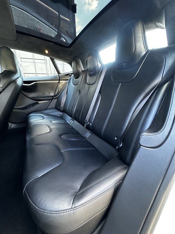 2015 Tesla Model S Image 14