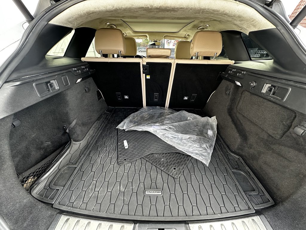 2019 Jaguar F-PACE Image 17