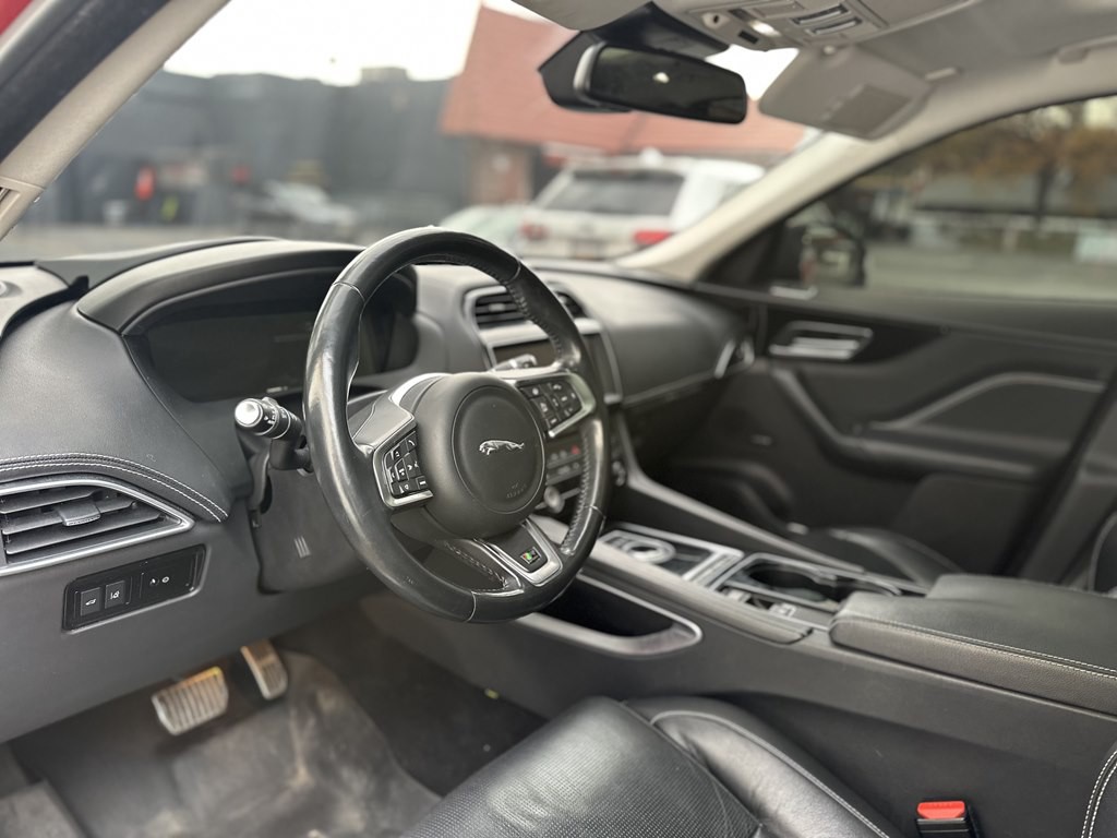 2017 Jaguar F-PACE Image 10