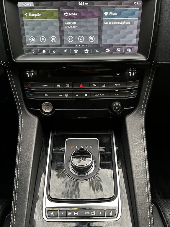 2017 Jaguar F-PACE Image 12