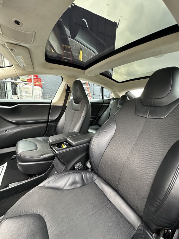 2014 Tesla Model S Image 13