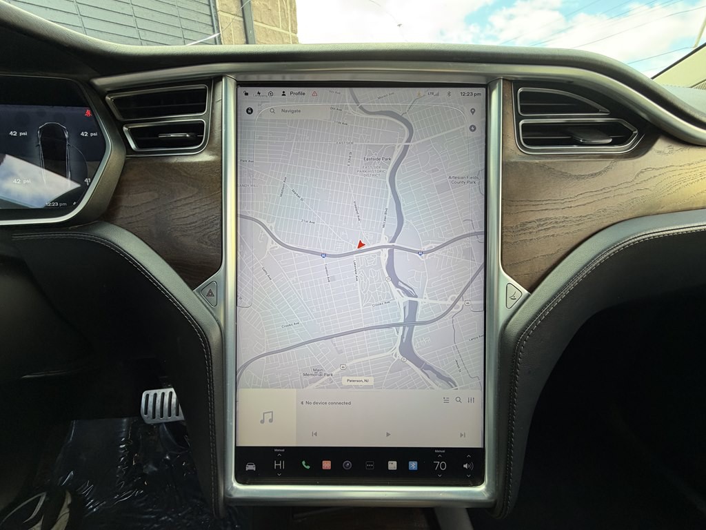 2016 Tesla Model X Image 12