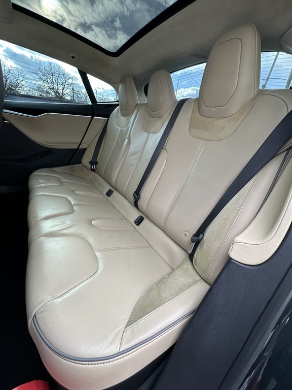 2014 Tesla Model S Image 15