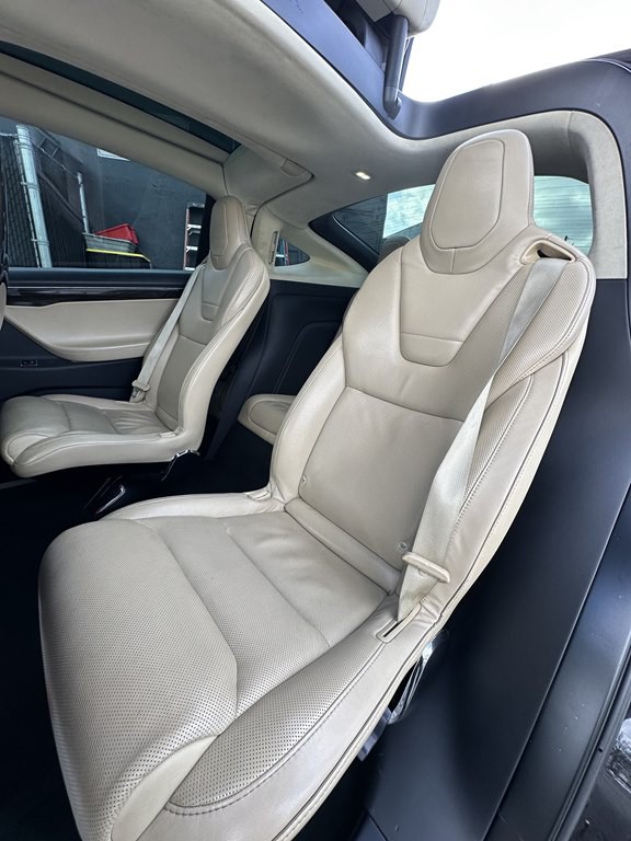 2016 Tesla Model X Image 14