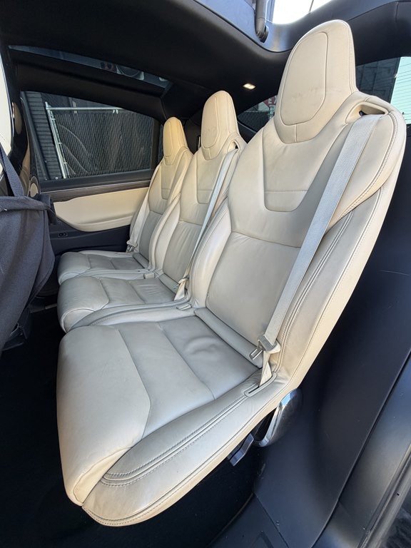 2016 Tesla Model X Image 15