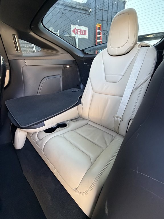 2016 Tesla Model X Image 16