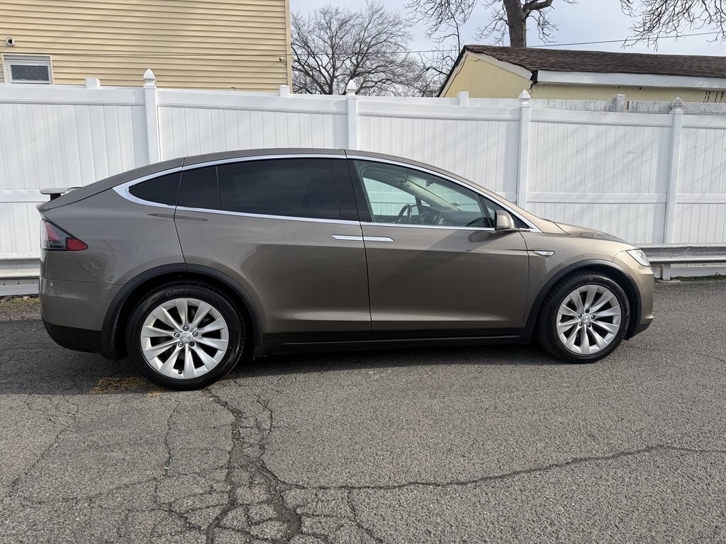 2016 Tesla Model X Image 8
