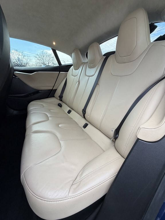 2015 Tesla Model S Image 15