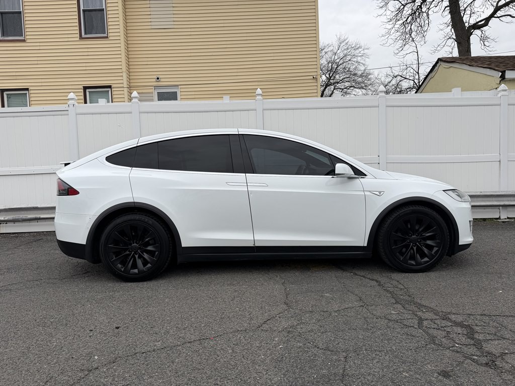 2016 Tesla Model X Image 8
