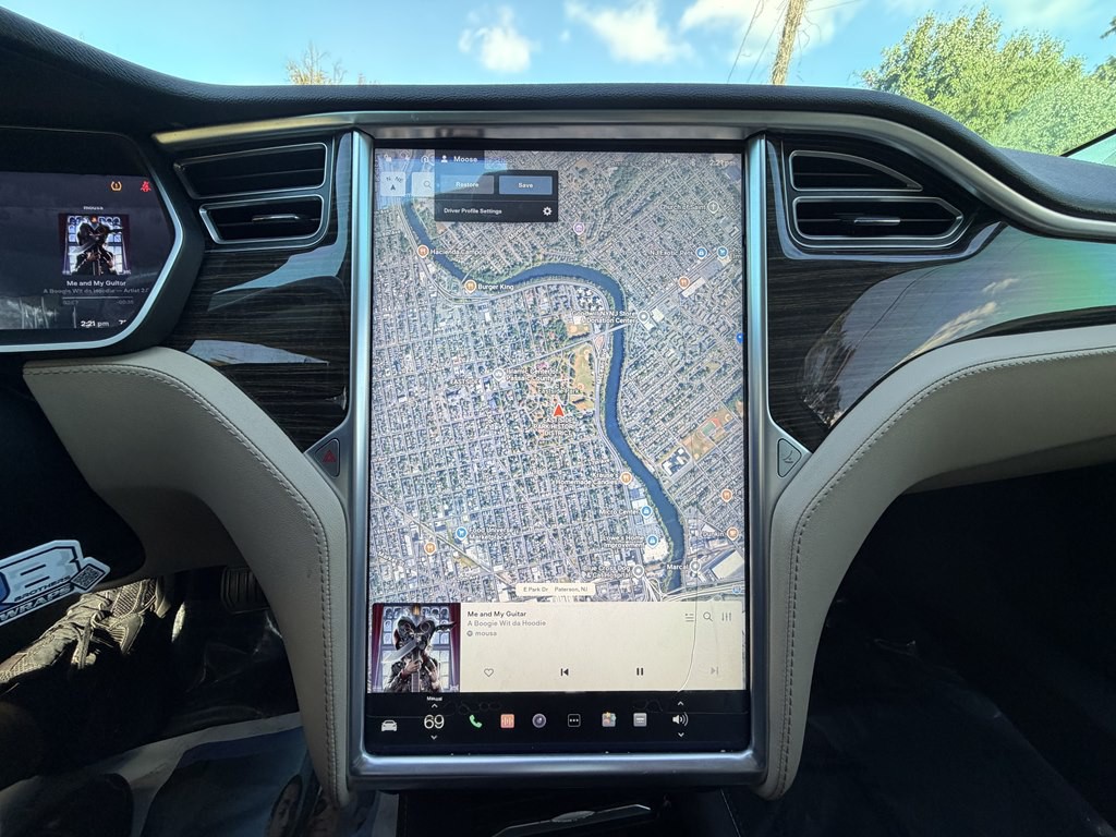2015 Tesla Model S Image 11