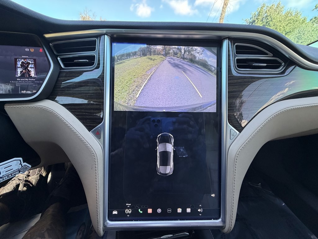 2015 Tesla Model S Image 12