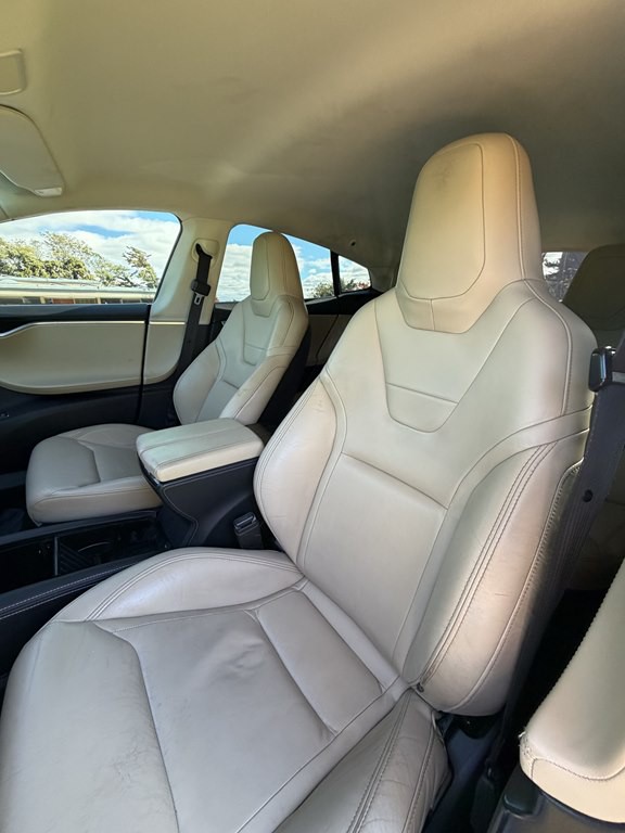 2015 Tesla Model S Image 13