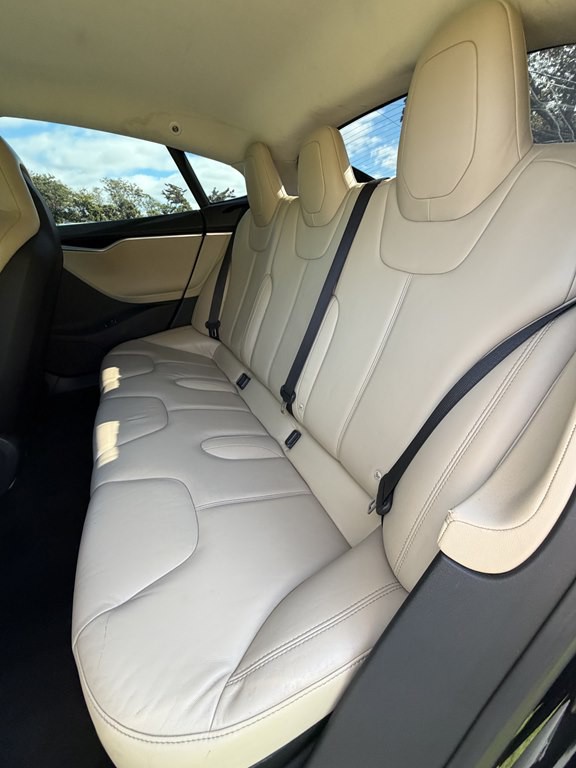 2015 Tesla Model S Image 14