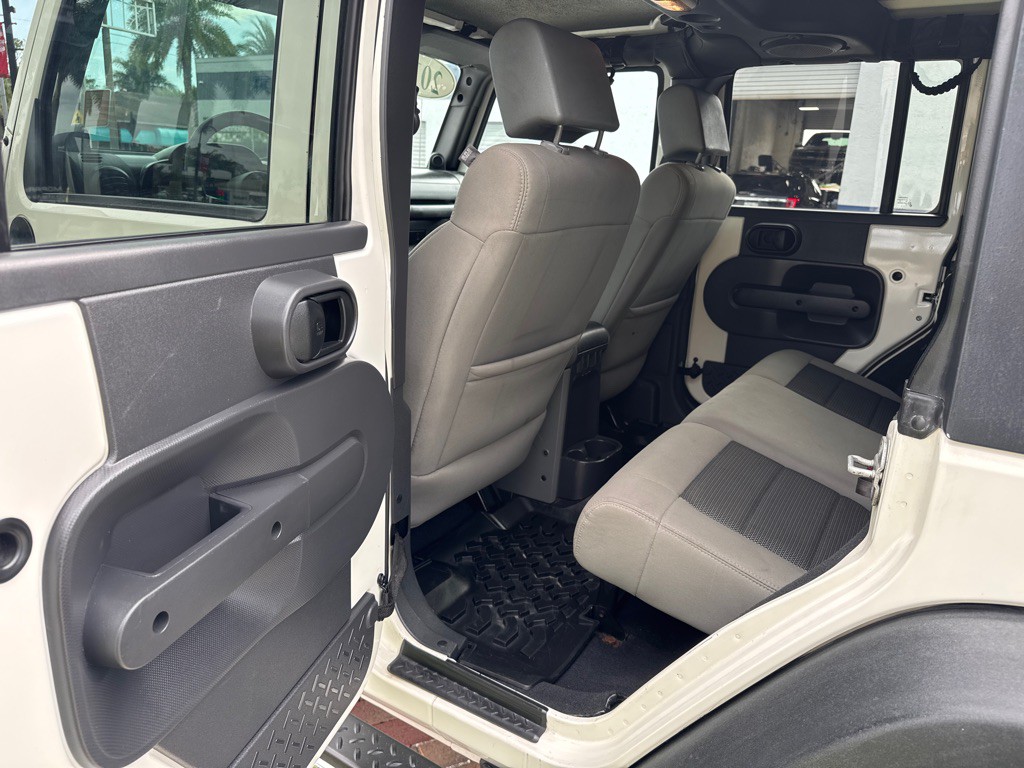 2010 Jeep Wrangler Unlimited Image 9