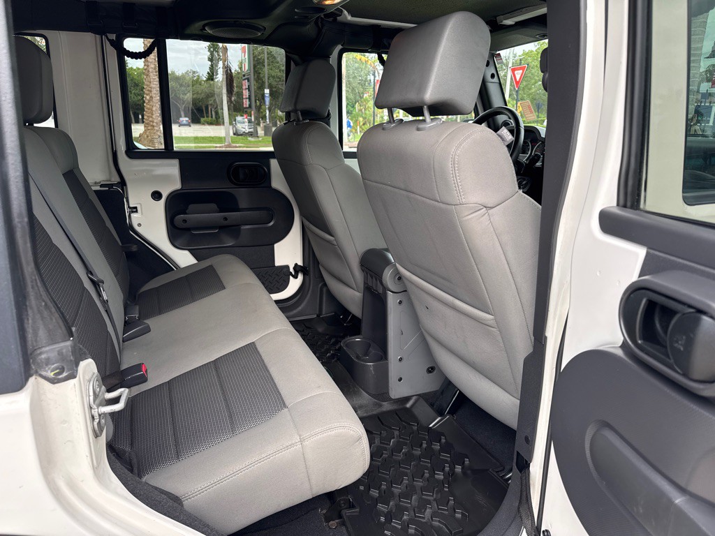 2010 Jeep Wrangler Unlimited Image 11