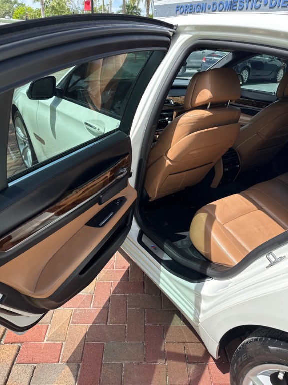 2013 BMW 7 Series Image 12