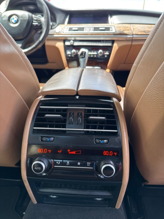 2013 BMW 7 Series Image 17